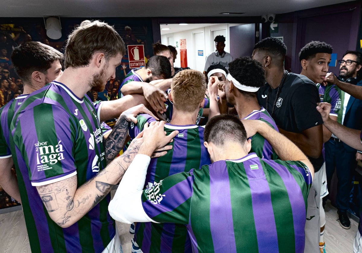 Los jugadores del Unicaja hacen piña antes del segundo partido, que se jugó en el Palau.