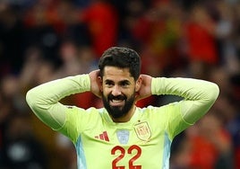 Isco se lamenta de la ocasión desaprovechada al poco de saltar al campo en un tiro frontal sacado a córner por Diogo Costa.