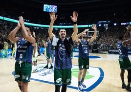 Los jugadores del Unicaja celebran la victoria ante el Barcelona.