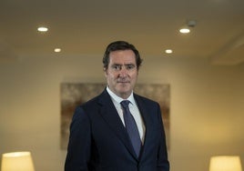 El presidente de la CEOE, Antonio Garamendi, analiza los desafíos empresariales en un foro organizado por SUR