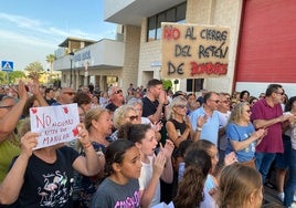 Vecinos y vecinas de Manilva se concentraron ayer por la tarde en contra del cierre del retén de bomberos.