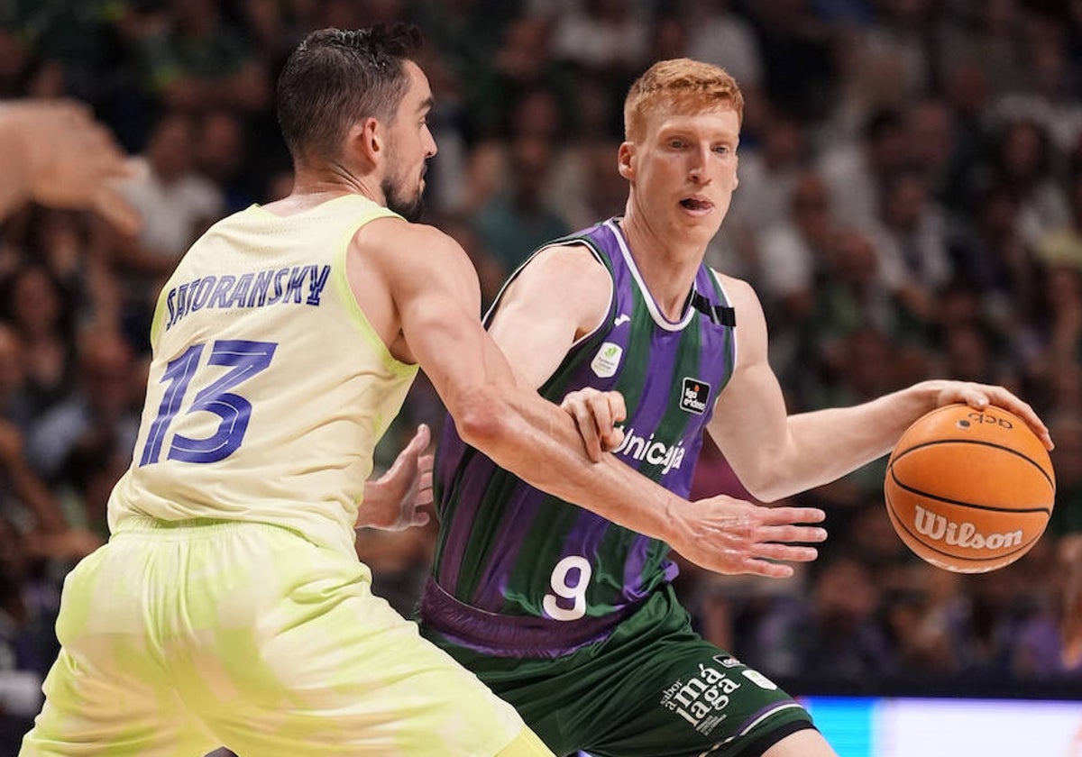 Satoransky defiende a Alberto Díaz.