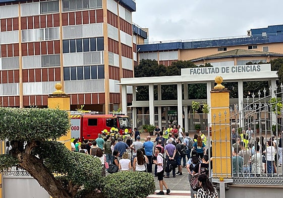 Imagen del desalojo de la Facultad de Ciencias.
