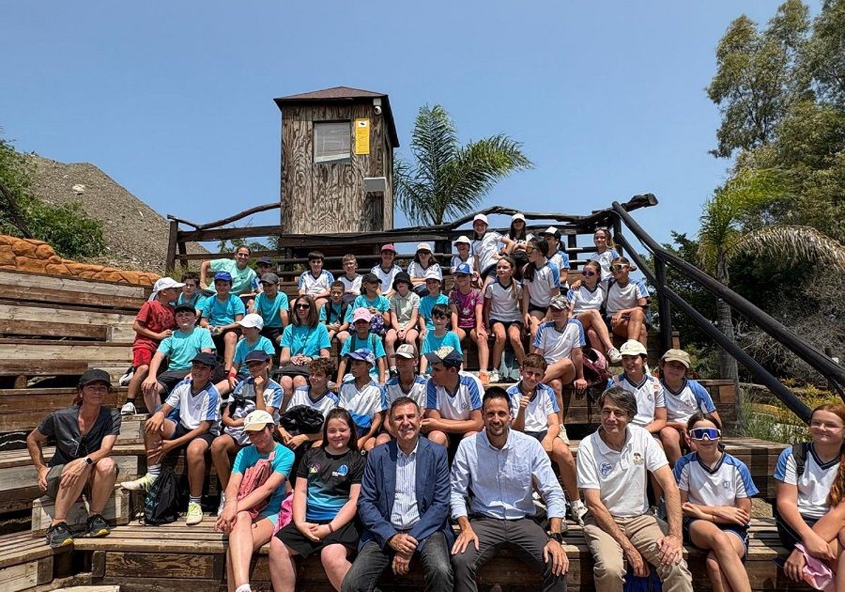 Foto de familia con alumnos de los colegios participantes.