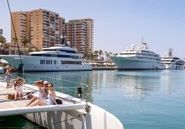 Vista de los barcos atracados en la marina de megayates del puerto de Málaga.