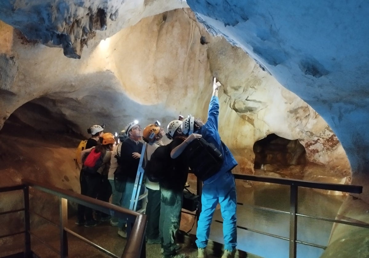 Visitantes en la Sala del Lago de la Cueva del Tesoro.