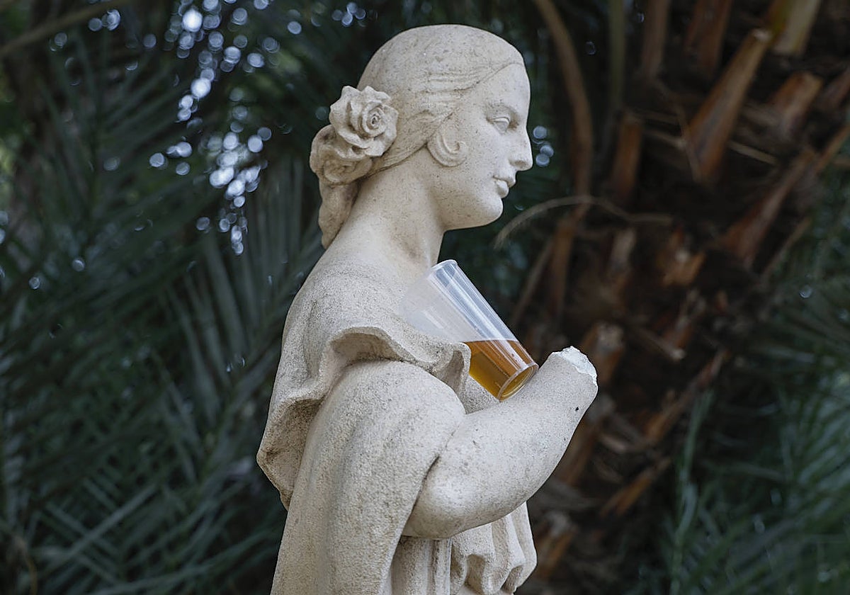 La estatua de la 'Gitanilla', con la mano eliminada, forma parte del conjunto escultórico homenaje al escritor Arturo Reyes.