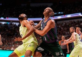 Jabari Parjer y Osetkowski, en el primer partido de cuartos de final.
