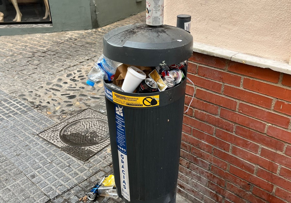 Vista de papeleras en Ollerías a rebosar.