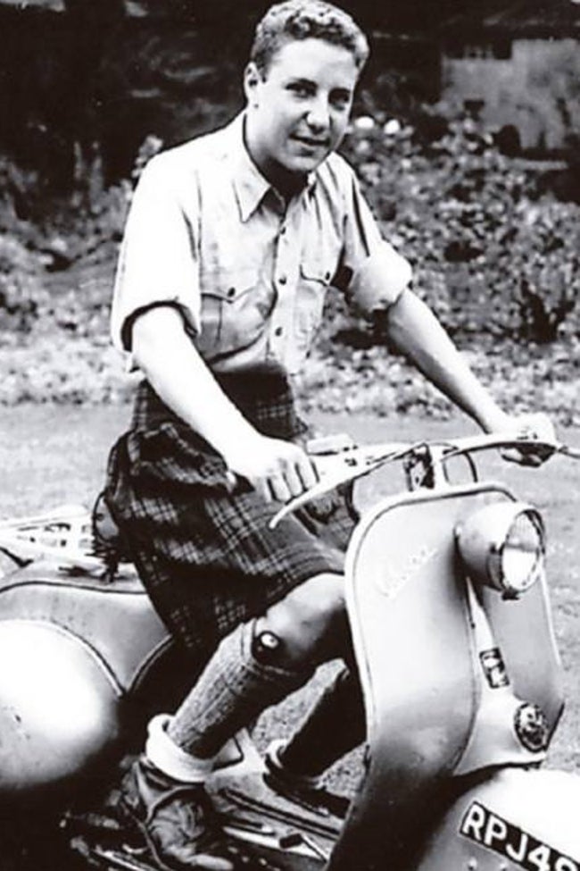 Frederick Forsyth, con 19 años, en su Vespa.