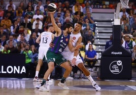 Kravish protege el balón ante Tavares en la final de la Copa del Rey en Las Palmas.