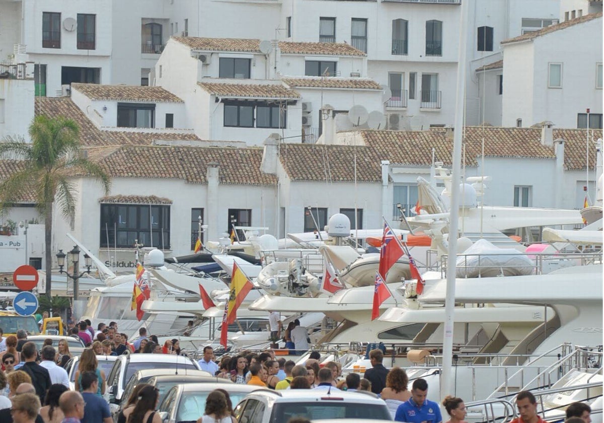 Vista del paseo y de la zona de atraques de yates en Puerto Banús.