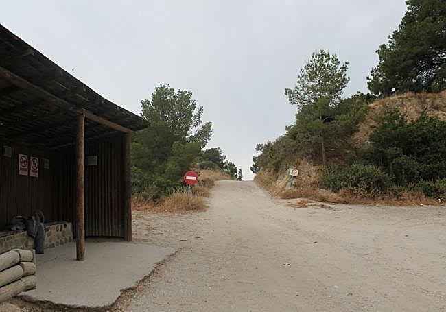 El recorrido comienza junto a la caseta de la lanzadera que sube y baja a la playa del Cañuelo.