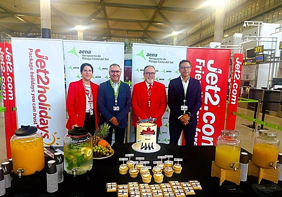 Bendala y directivos de la compañía junto a la tarta de celebración.