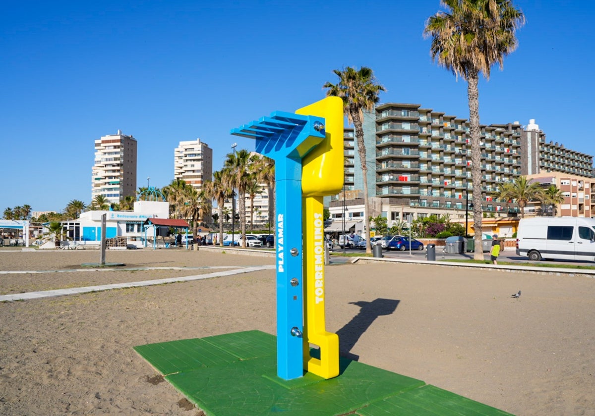 La Torre Pimentel o una pala con rastrillo: Torremolinos instala duchas tematizadas en sus playa
