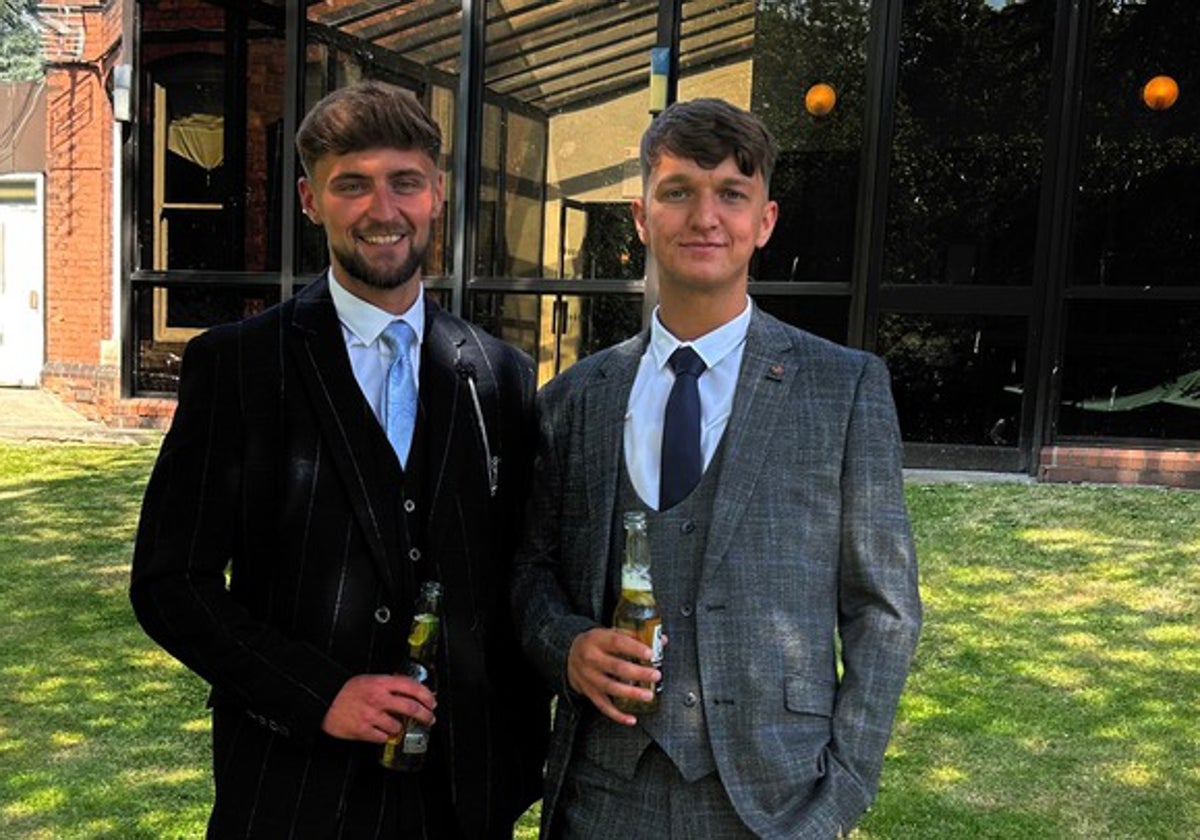 Harry (derecha) con su amigo, en una foto publicada en la página para recaudar fondos.