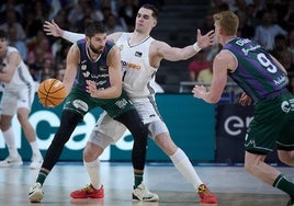 Tillie protege el balón ante la presión de Hezonja.