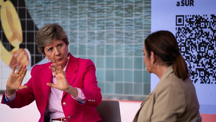 María Jesús Álava en el Aula de Cultura de SUR, junto a Toñi Moreno.