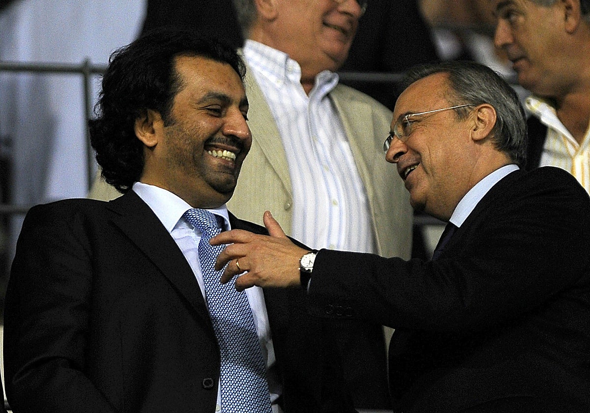 Abdullah Al-Thani, sonriente en el palco de La Rosaleda junto a Florentino Pérez.