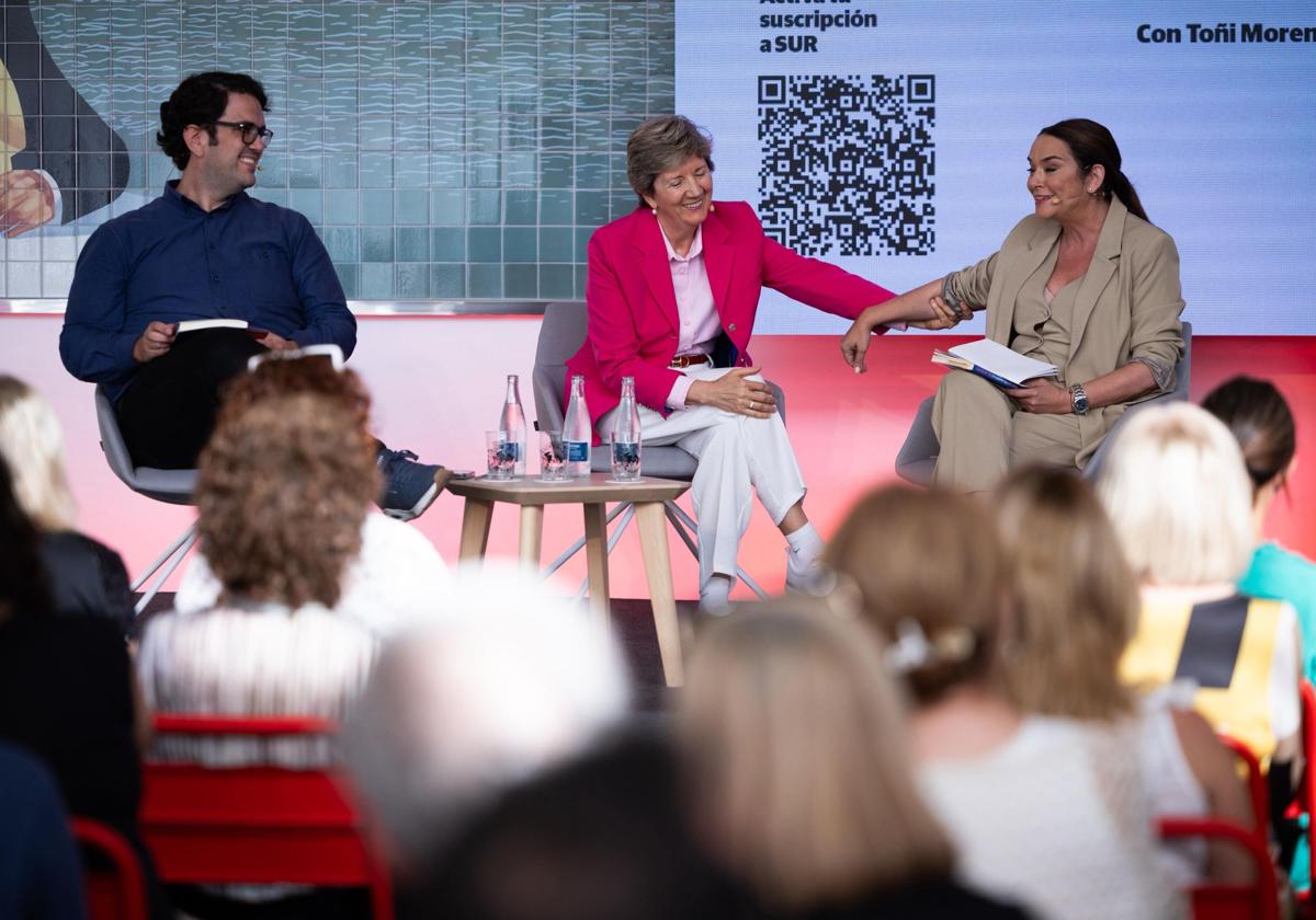 Toñi Moreno y la psicóloga María Jesús Álava, en el Aula de Cultura de SUR