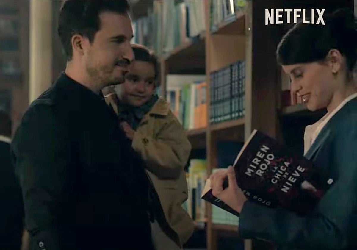 Escena de 'La chica de nieve', con Javier Castillo y su hija Gala, junto a Milena Smit.