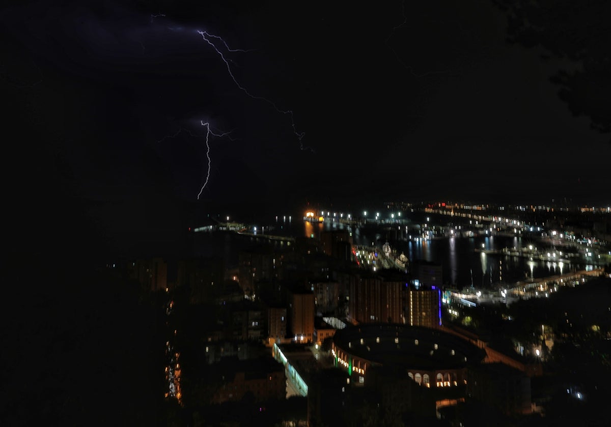 Intensa tormenta eléctrica sobre Málaga, con más de 1.242 rayos