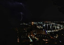 Rayos en el cielo de Málaga, en una imagen tomada desde Gibralfaro.