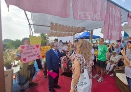 El abogado de los propietarios de tierras y vecinos de Vega Mestanza atiende a los medios.