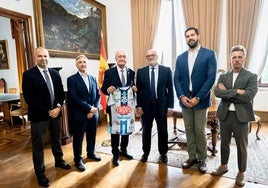 De la Torre, Camas y Vivas, junto a otros dirigentes del Trops Málaga, en la recepción.