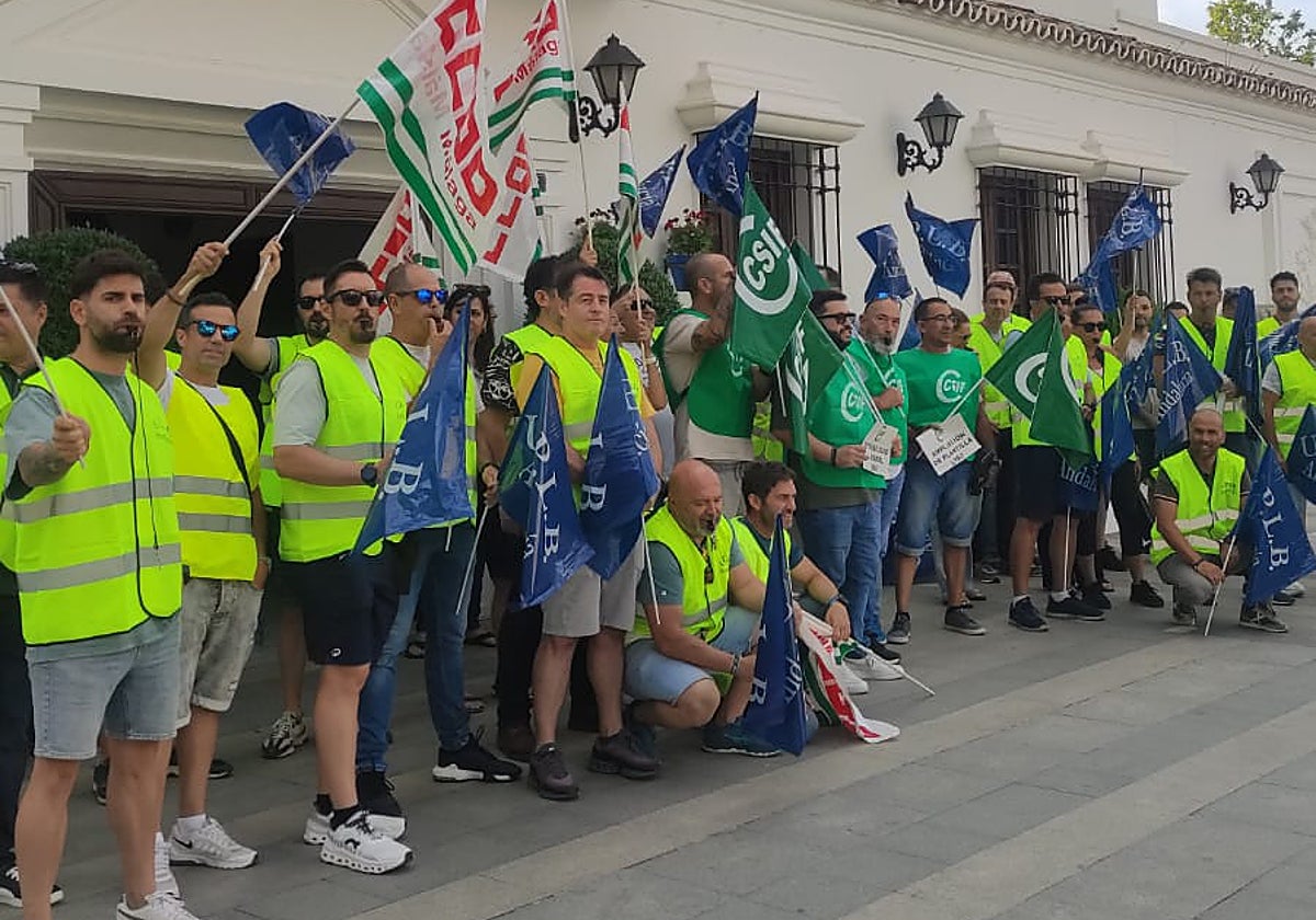 Concentración celebrada a las puertas del Ayuntamiento.