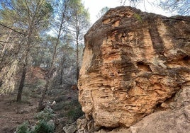 El yacimiento se encuentra próximo a la Cuesta del Romeral, antes de llegar a las Pedrizas