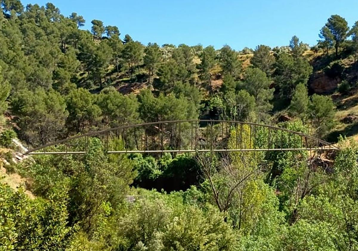 Imagen principal - Así será el puente que ya está en ejecución sobre el río Turón