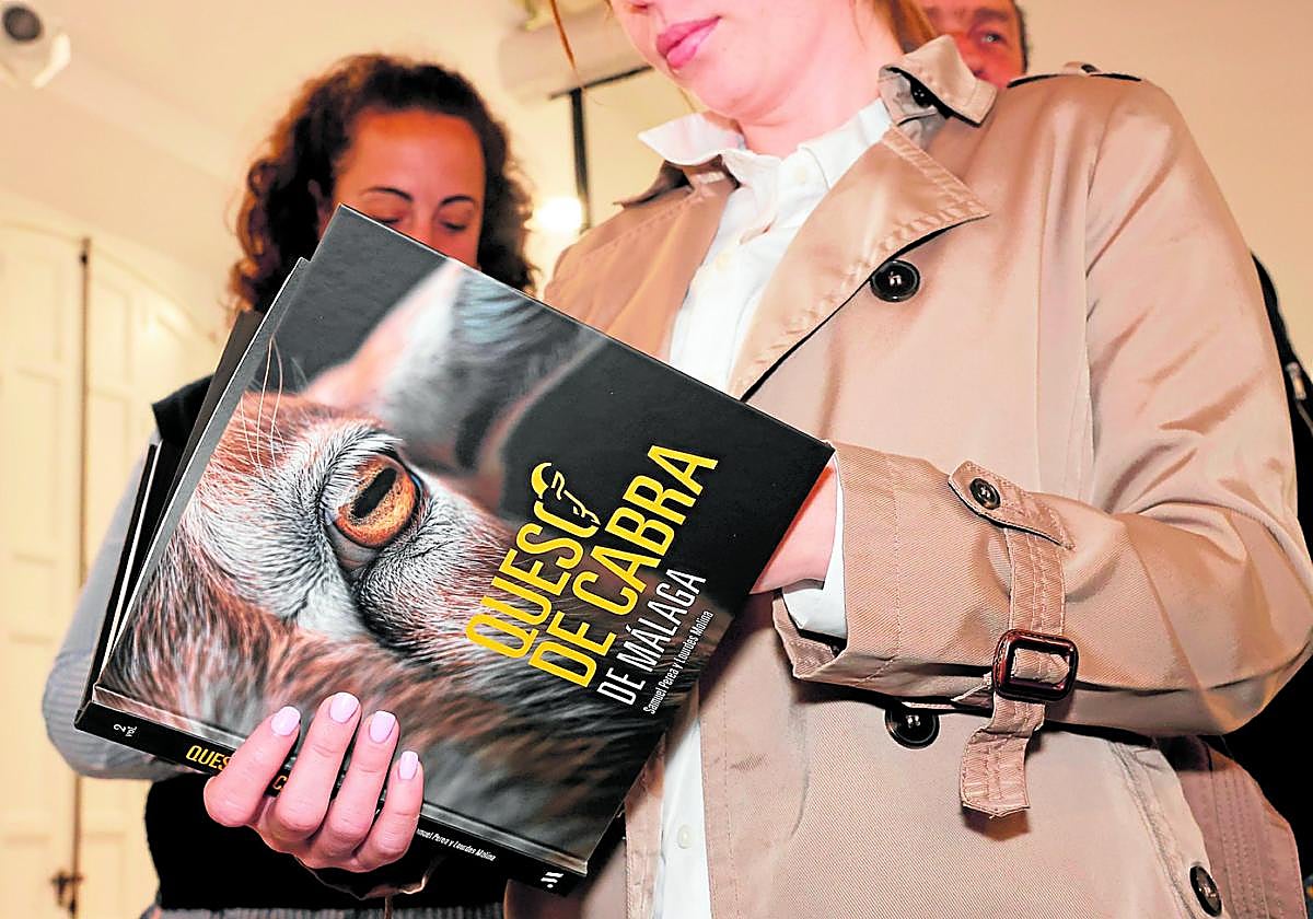 El libro libro Queso de cabra de Málaga, una obra que reivindica la tradición quesera malagueña a través de las historias de ganaderos.