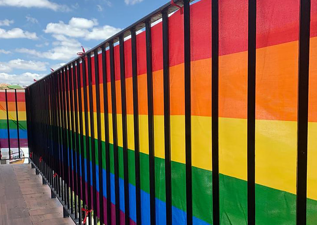 Imagen secundaria 1 - El día que la Sierra Norte de Málaga dijo sí al Orgullo