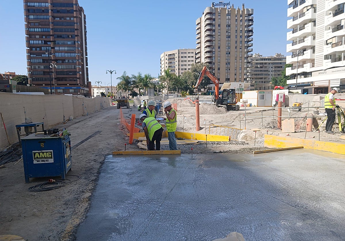 Trabajos para restablecer la calzada tras las obras del metro junto a El Corte Inglés.