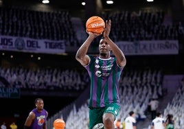Sima, calentando antes del primer partido.