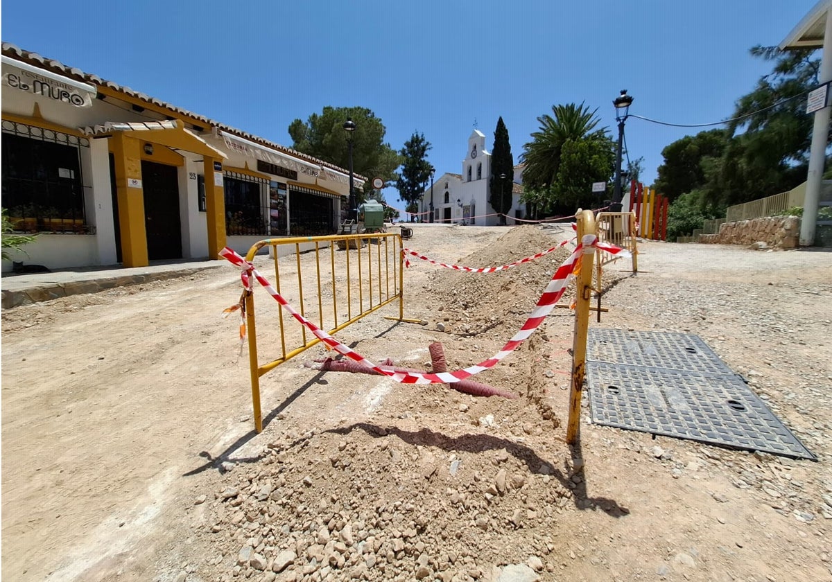 Vista del estado actual de las obras en los accesos a la iglesia.