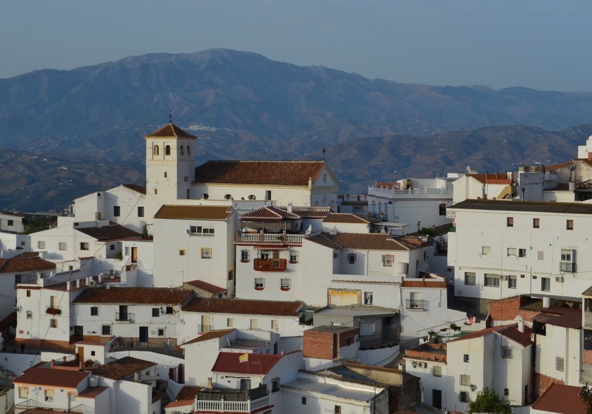 Vista panorámica del casco urbano de Iznate.