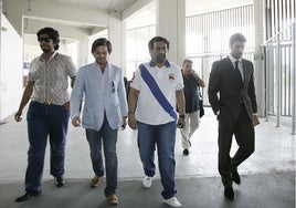 Al-Thani camina junto a uno de sus hijos, Abdullah Ghubn y Fernando Sanz en una de sus primeras semanas en Málaga tras adquirir el club.