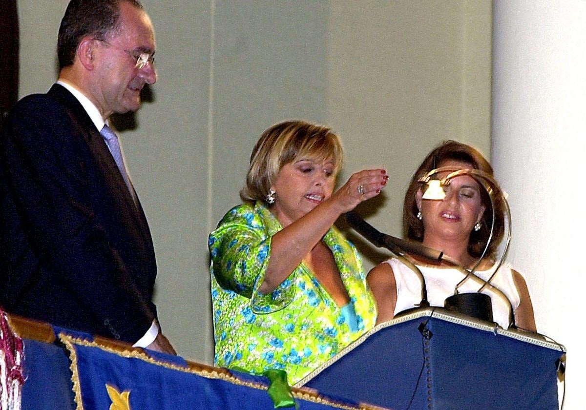 María Teresa Campos, junto al alcalde de Málaga, y la por entonces concejala de Cultura, Ana Rico, en el balcón del Ayuntamiento, durante el pregón de la Feria de Málaga de 2001.