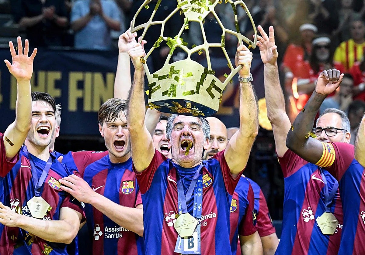 Ortega levanta el trofeo de la Champions en 2024.