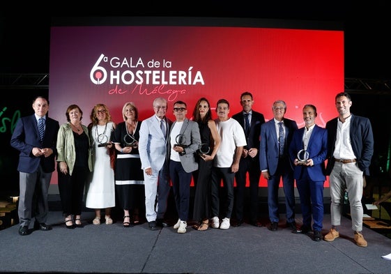 Foto de familia de autoridades, miembros de la asociación y premiados.