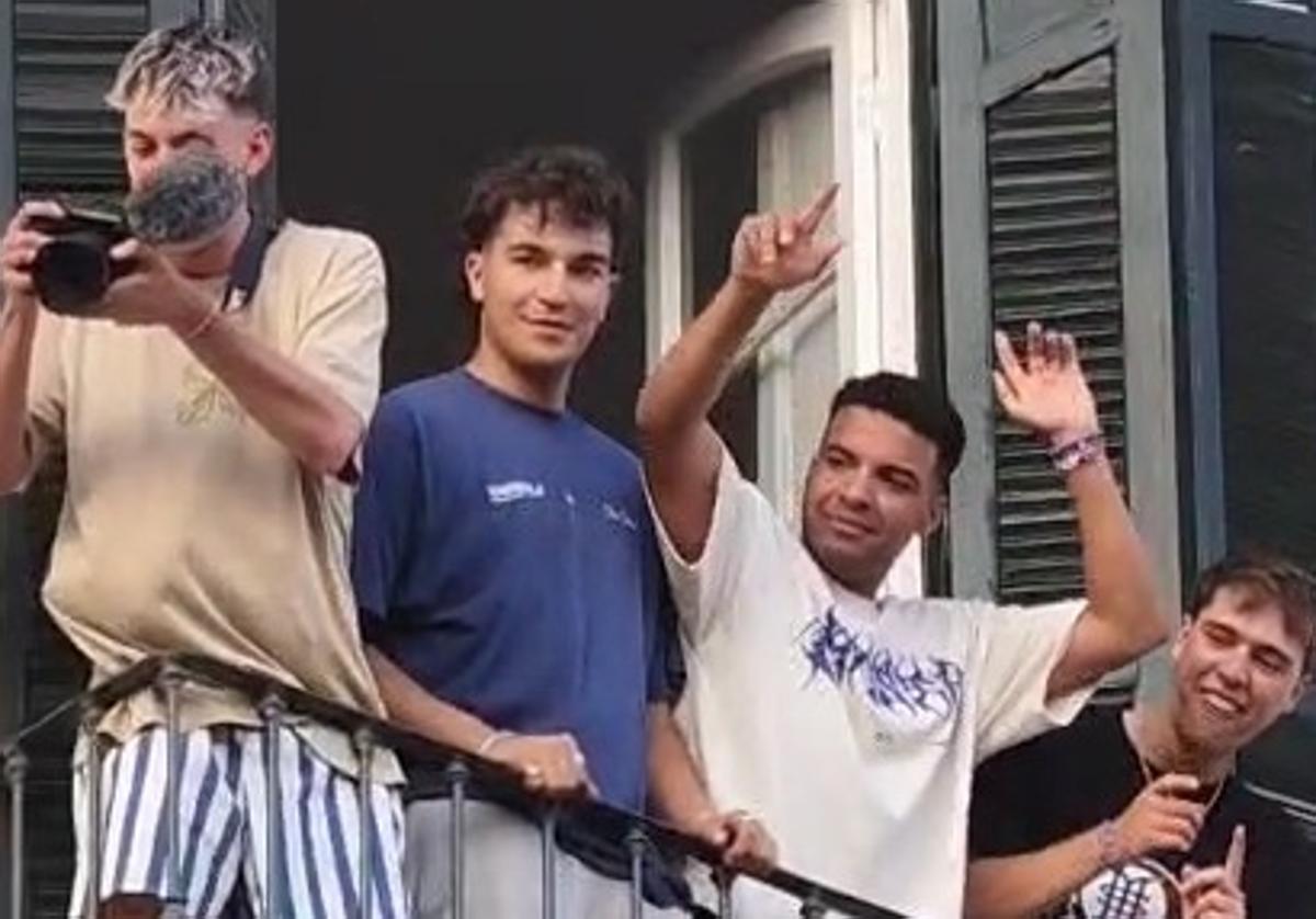 Los youtubers Erra y Juan Beato desatan la locura en Málaga