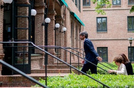 El ministro Urtasun, a su entrada a la Residencia de Estudiantes para presentar los actos por el centenario de la Generación del 27.