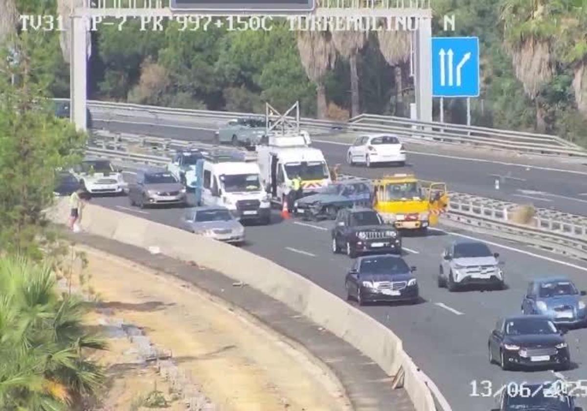 Imagen del coche accidentado que ha obligado a cortar el carril izquierdo.
