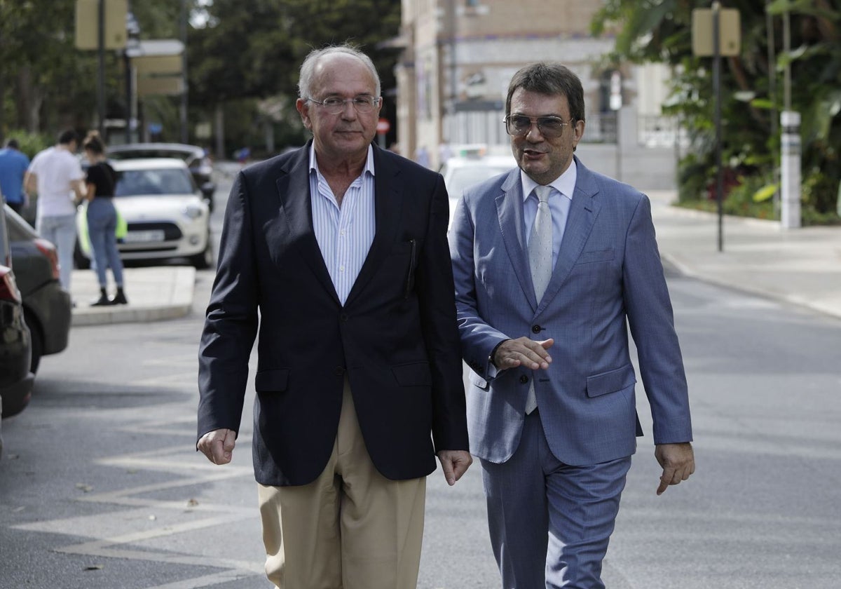 El abogado José Carlos Aguilera, junto al responsable de BlueBay, Jamal Satli.