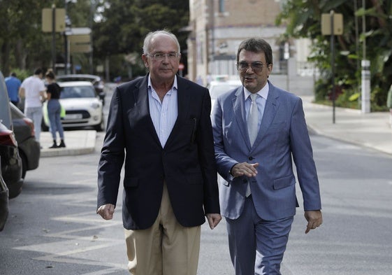 El abogado José Carlos Aguilera, junto al responsable de BlueBay, Jamal Satli.