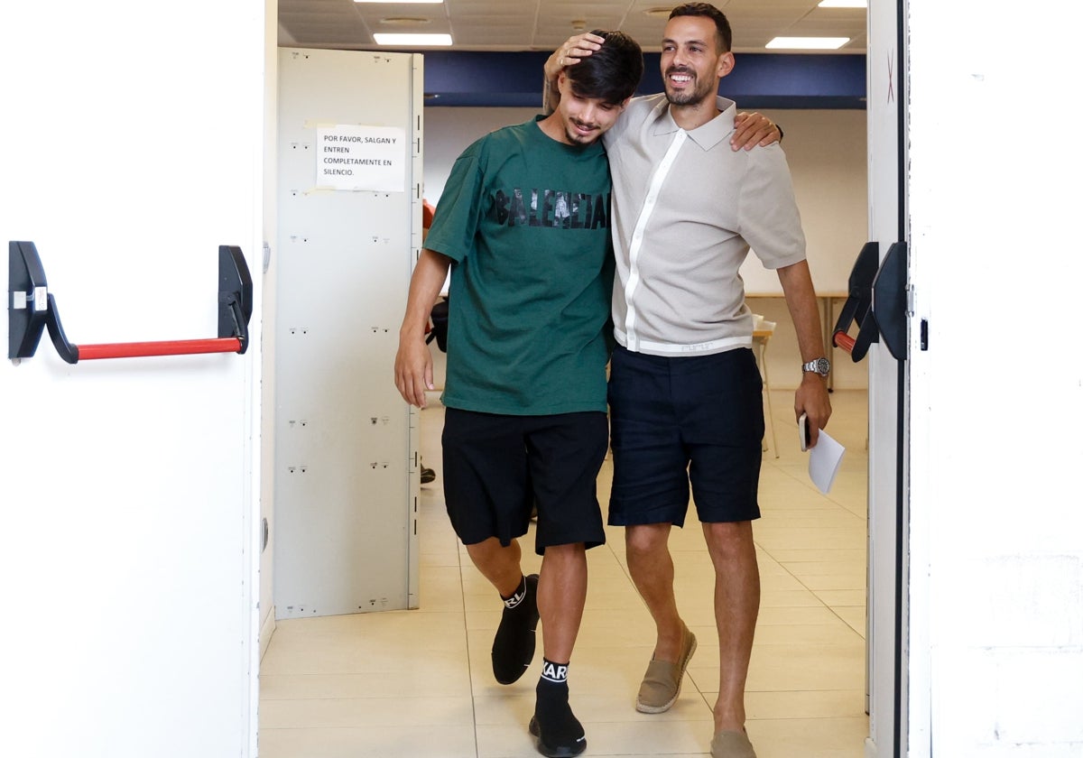 Kevin y Manu Molina, tras la despedida del onubense del jueves en La Rosaleda.