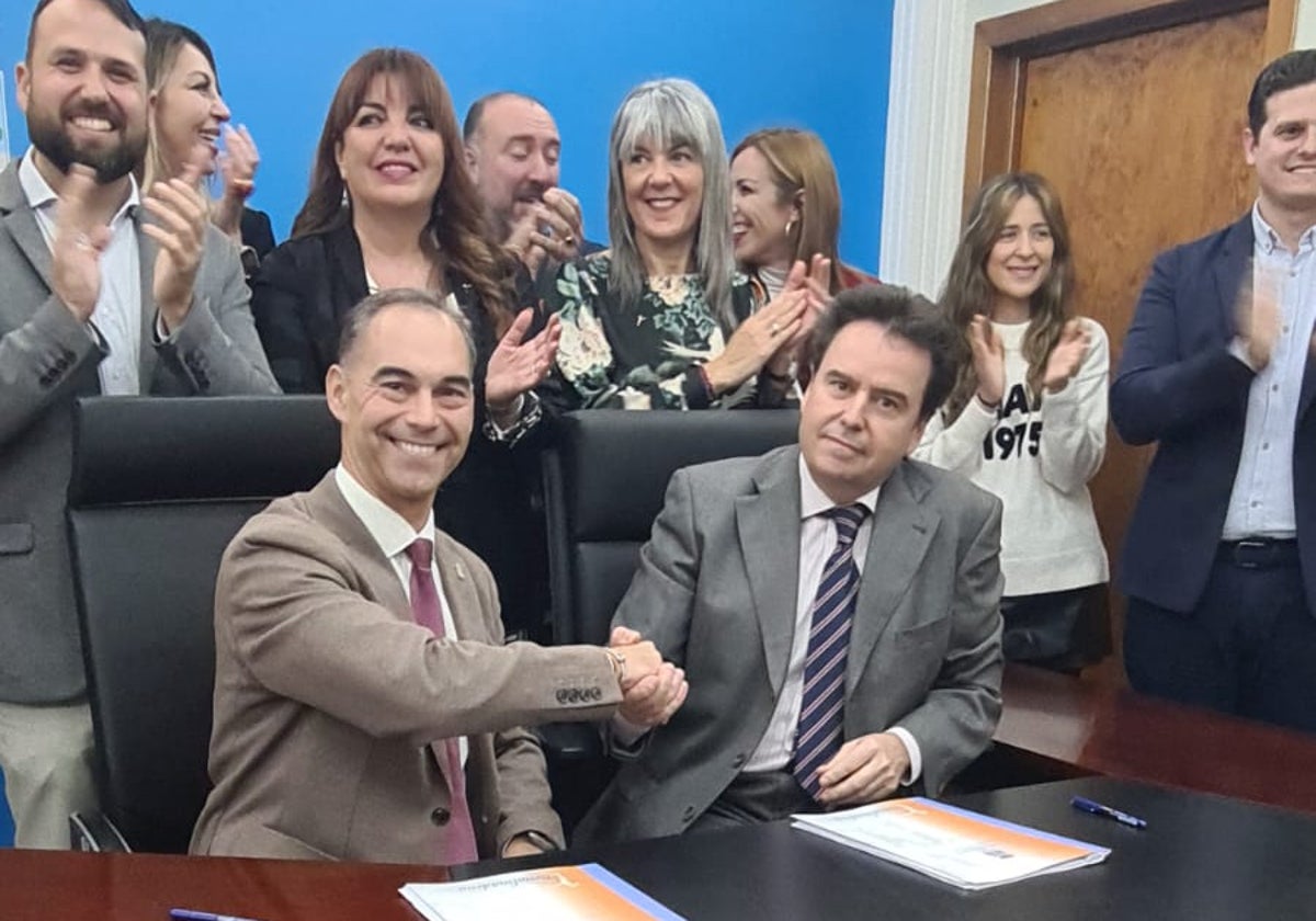 Firma del acuerdo entre el alcalde y el director del grupo Tremón, el pasado mes de febrero.