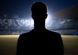 La silueta de un jugador del Málaga, que parece David Larrubia, en La Rosaleda.